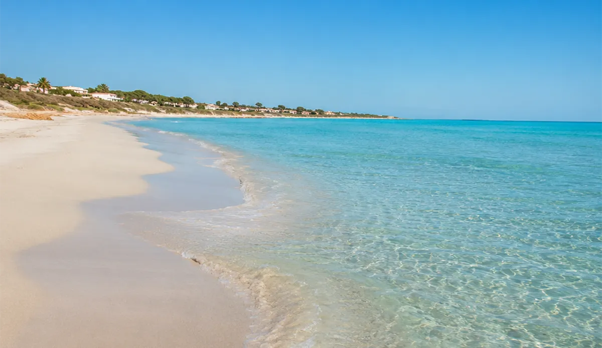 Le Maldive del Salento: The White Sand Expanse.